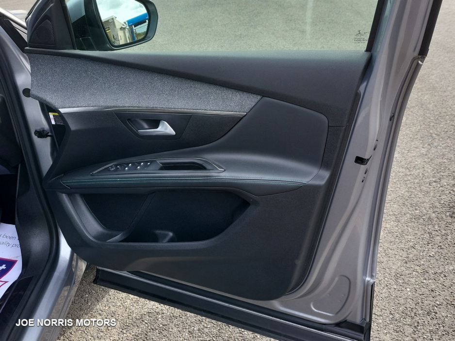 2021 Peugeot 5008 - image 24