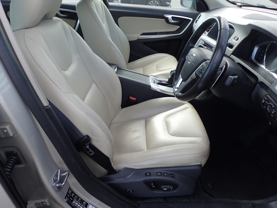 2018 Volvo S60 - image 4