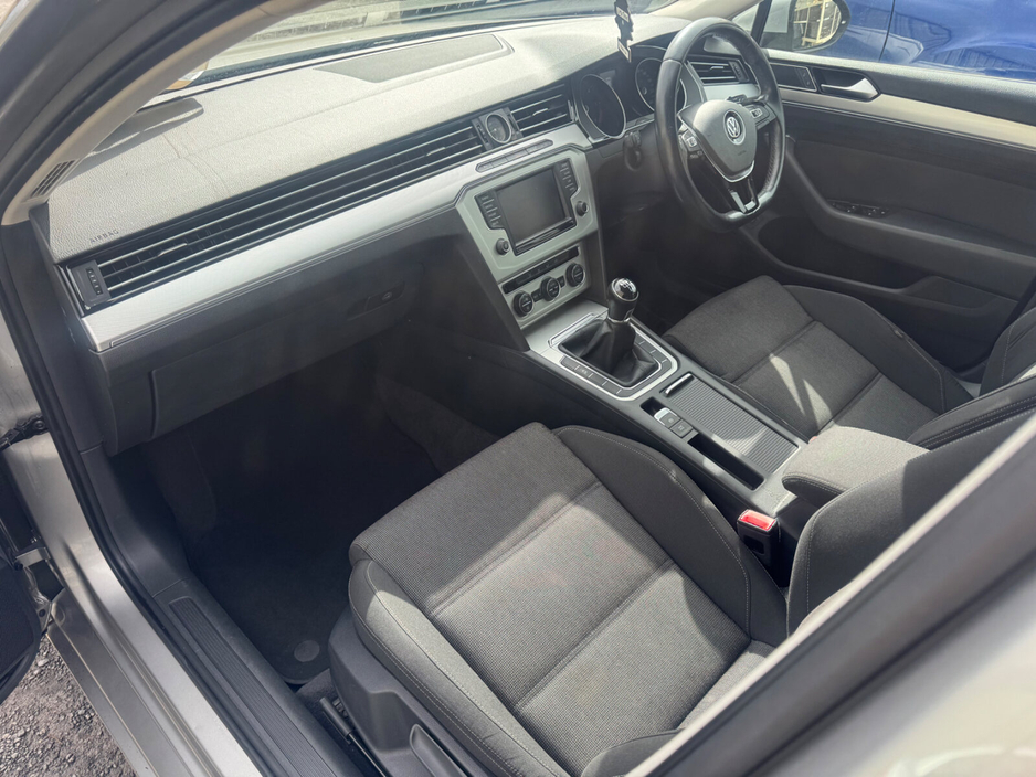 2015 Volkswagen Passat - image 9