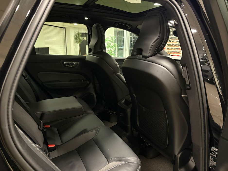 2025 Volvo XC60 - image 18