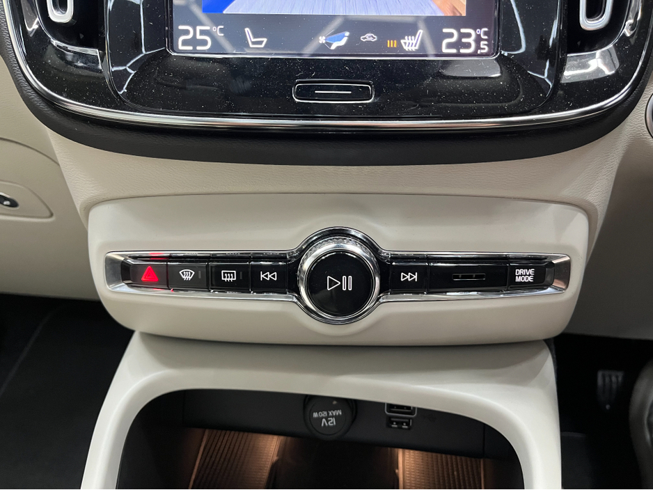 2020 Volvo XC40 - image 25