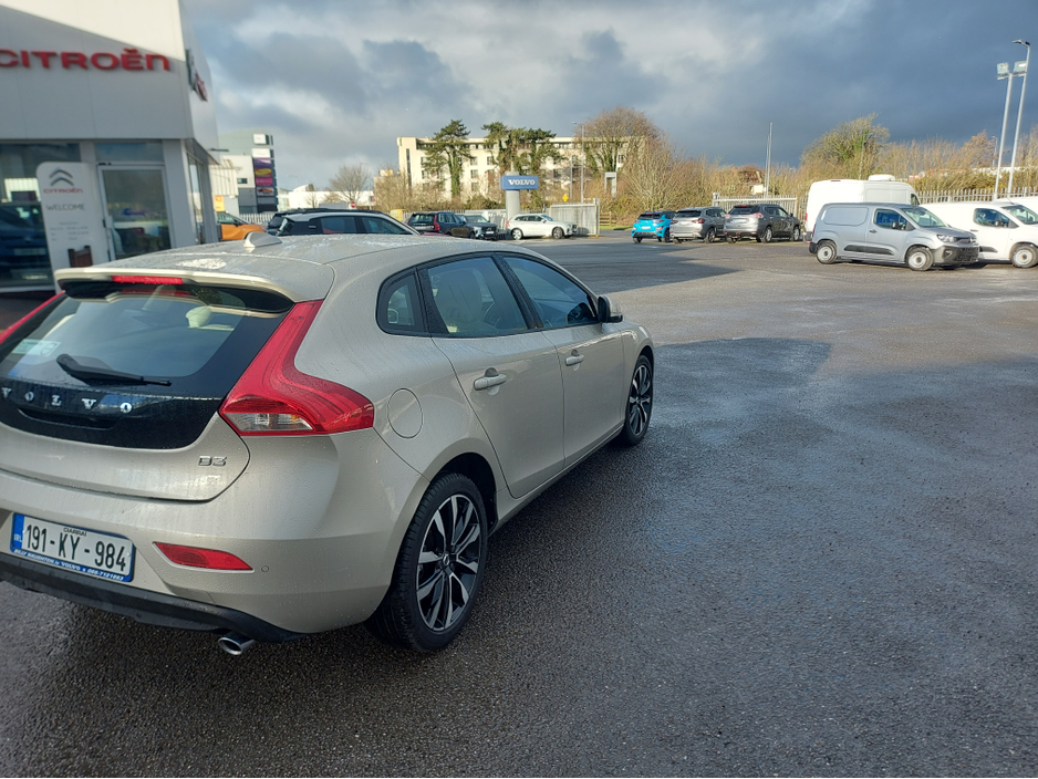 2019 Volvo V40 D3 MOMENTUM ED 5DR €19,950
