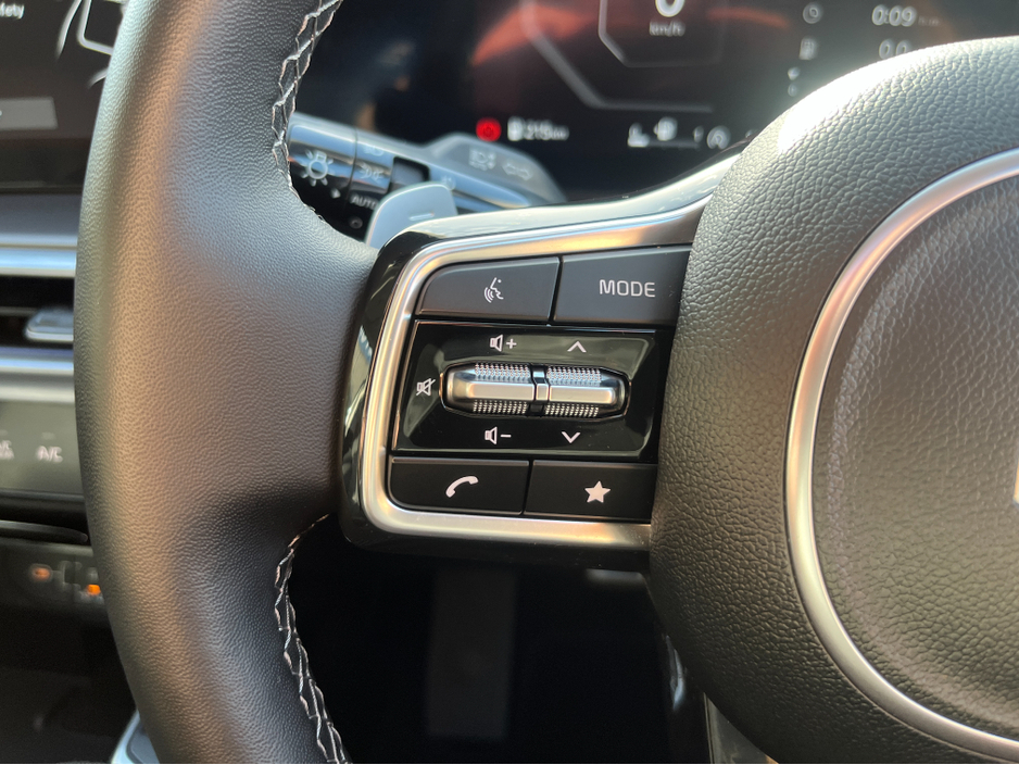 2025 Kia Sorento - image 27