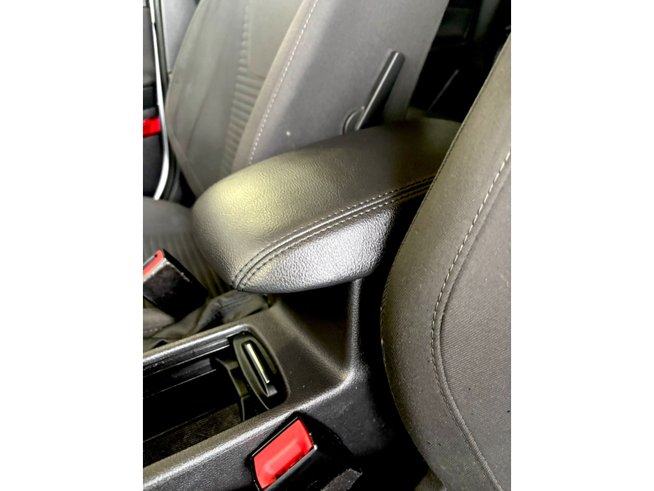 2016 Ford Focus - image 20