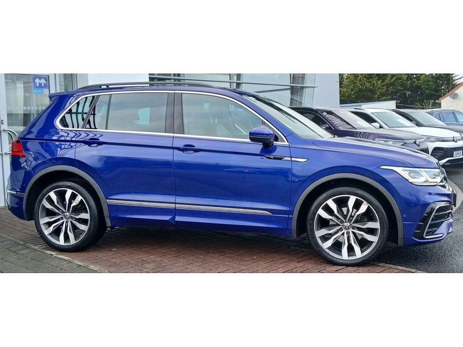 2023 Volkswagen Tiguan - image 2