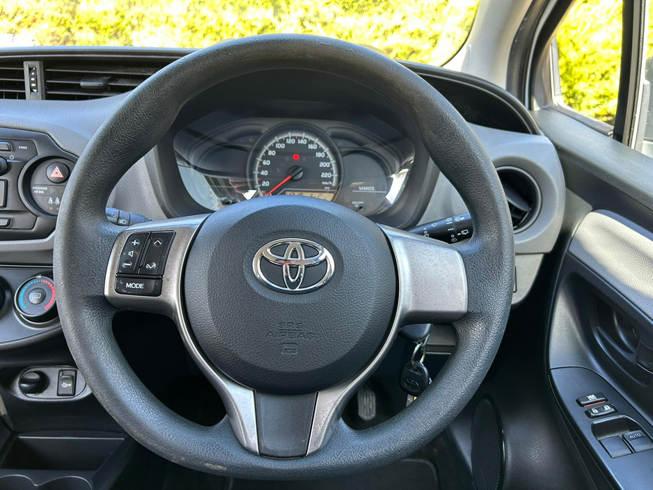 2016 Toyota Yaris - image 9