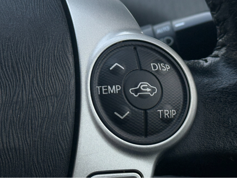 2014 Toyota Prius Alpha - image 22