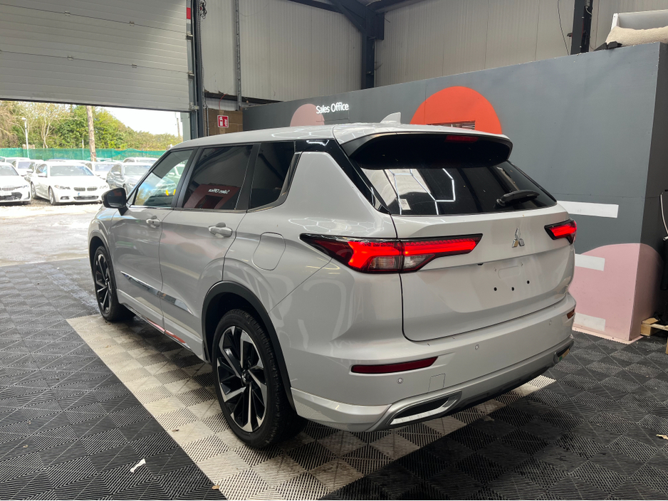 2023 Mitsubishi Outlander - image 4