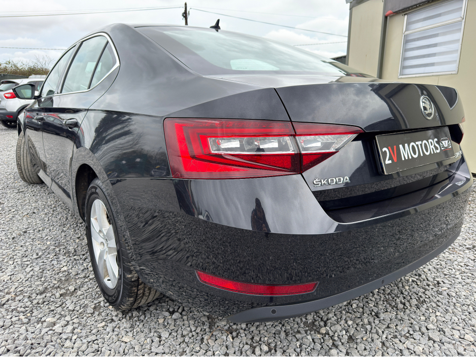 2018 Skoda Superb - image 4