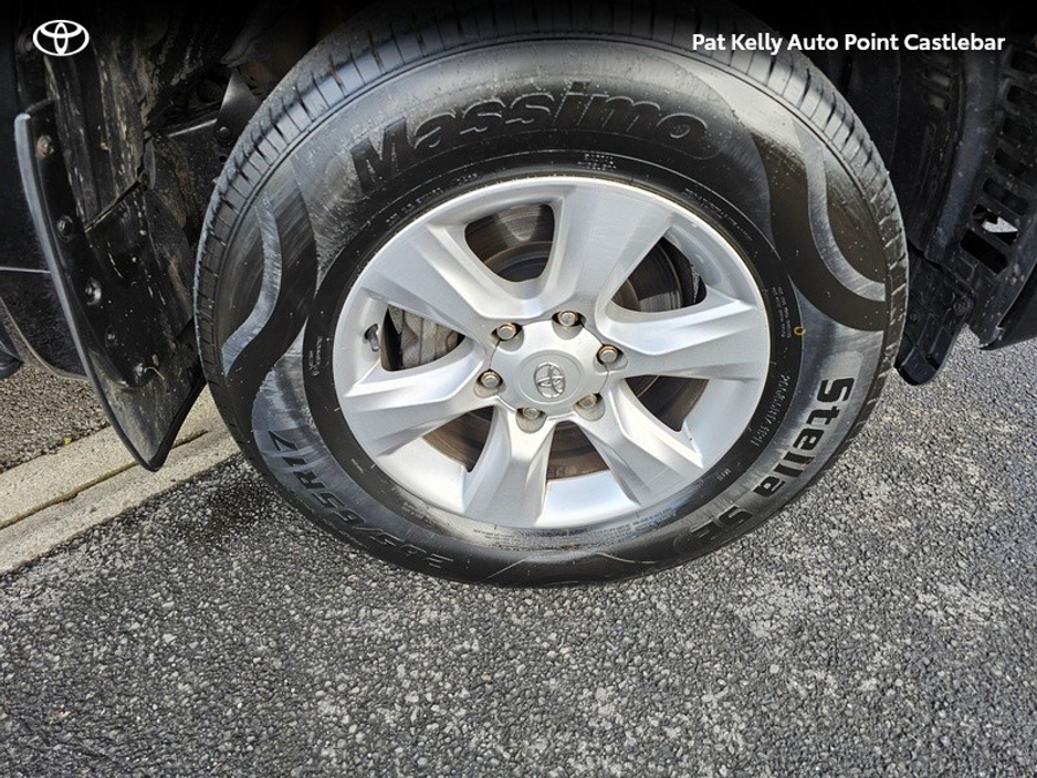 2013 Toyota Landcruiser - image 17