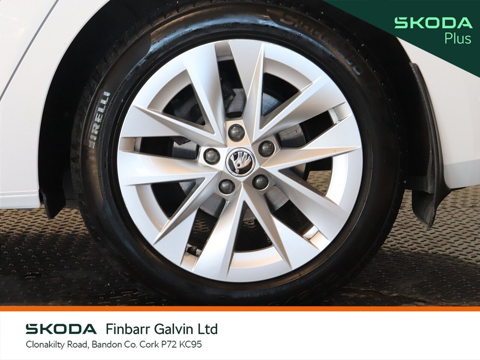 2023 Skoda Octavia - image 9