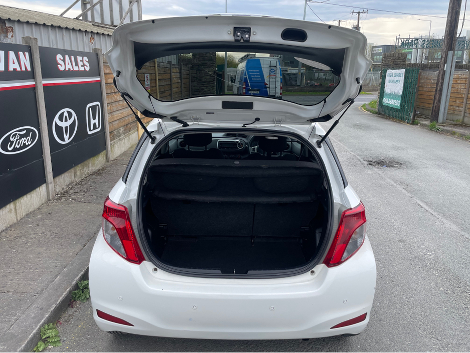 2012 Toyota Yaris - image 6