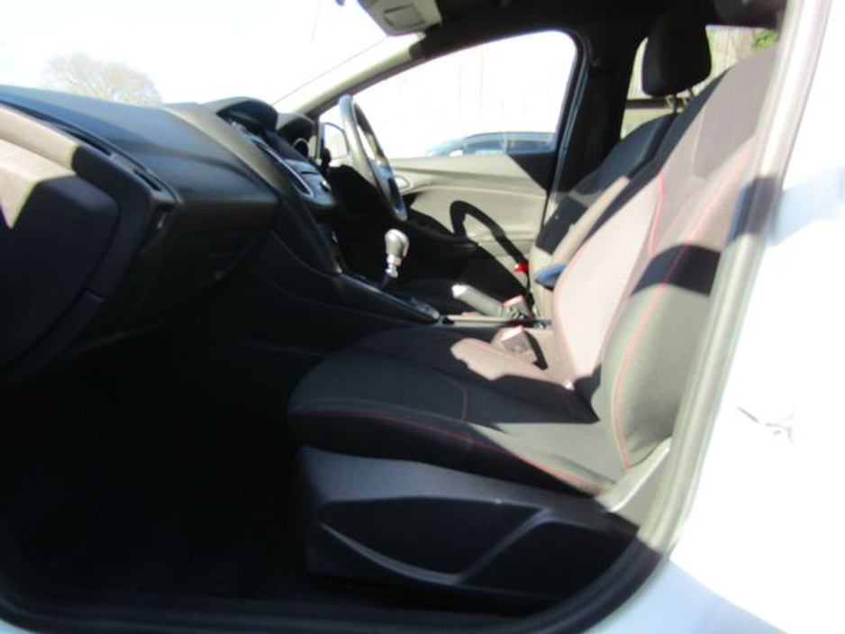 2017 Ford Focus - image 13