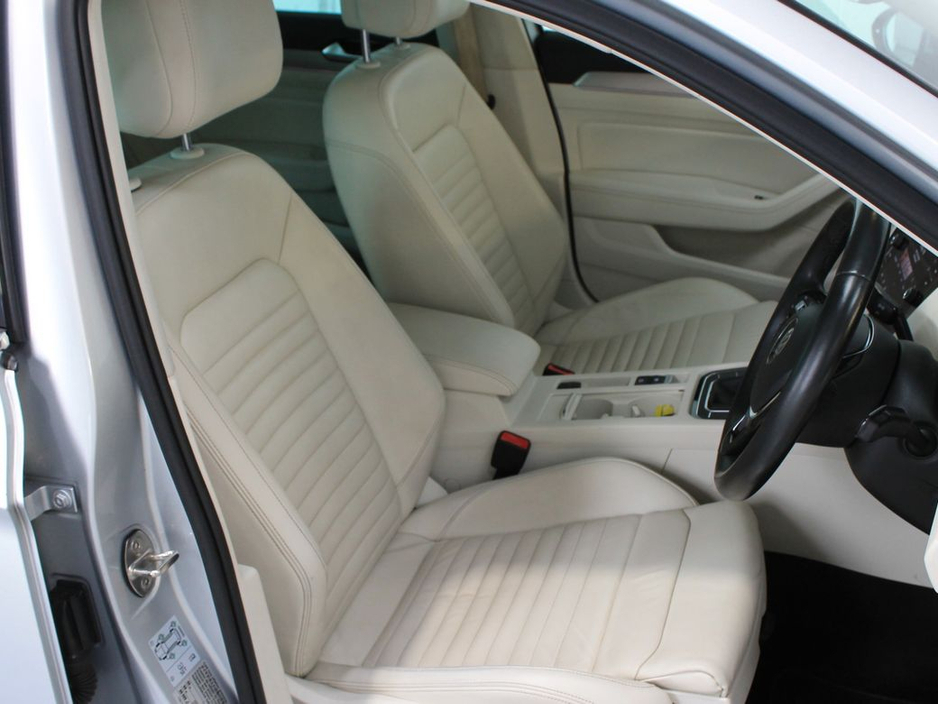 2018 Volkswagen Passat - image 12