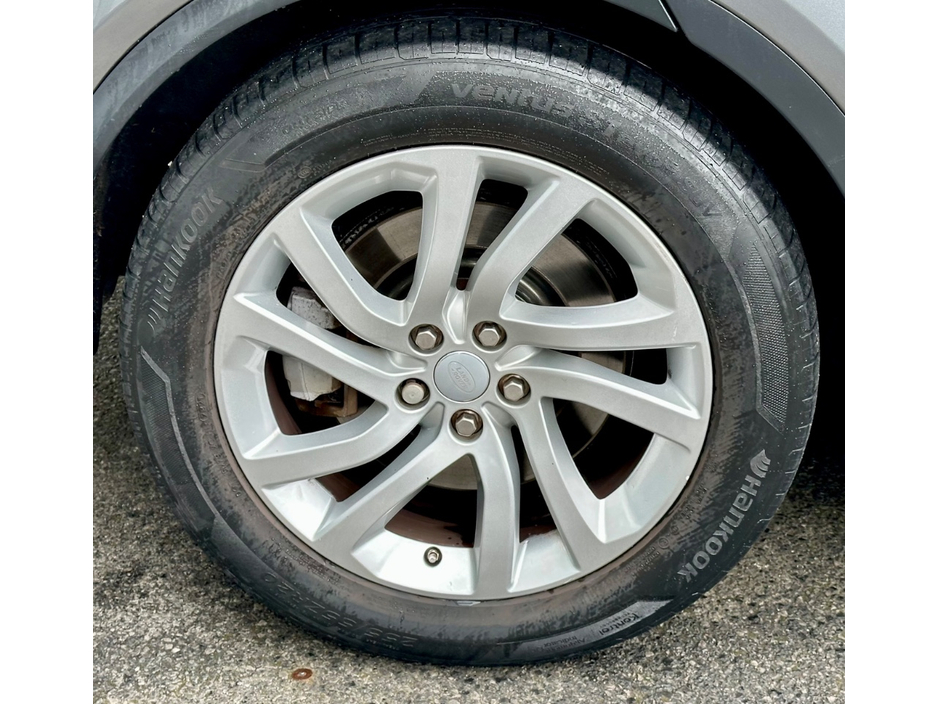 2019 Land Rover Discovery - image 20