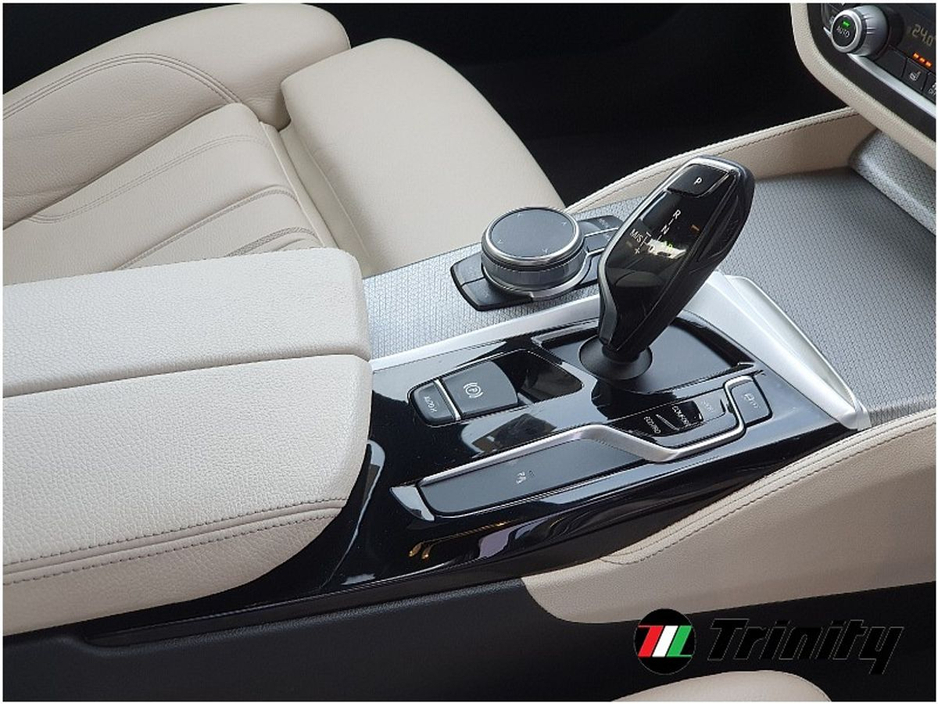 2017 BMW 5 Series - image 16