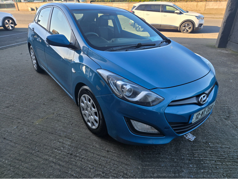 2012 Hyundai i30 - image 2