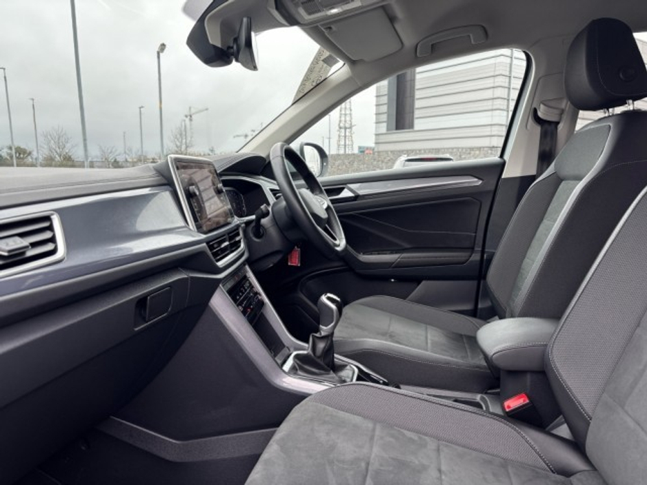 2024 Volkswagen T-Roc - image 7