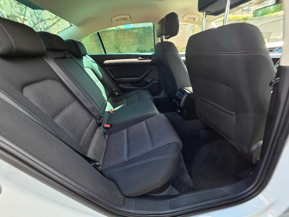 2016 Volkswagen Passat - image 8