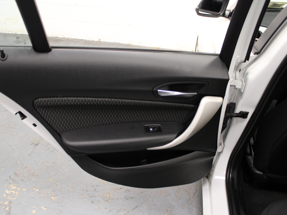 2016 BMW 1 Series - image 30