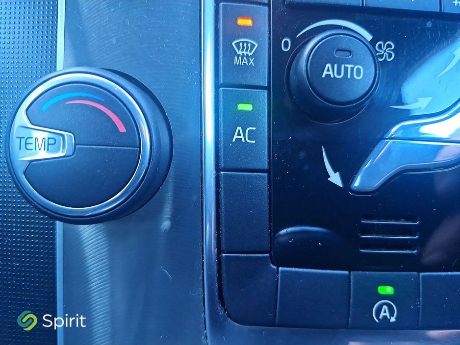 2017 Volvo XC60 D4 (190hp) FWD R-Design, Auto, Alcantara/Leather Sport Seats, Rear Parking Sensors, City Safe Braking, Cruise Control, Bluetooth Connectivity, Sat. Nav, Keyless Start €25,950