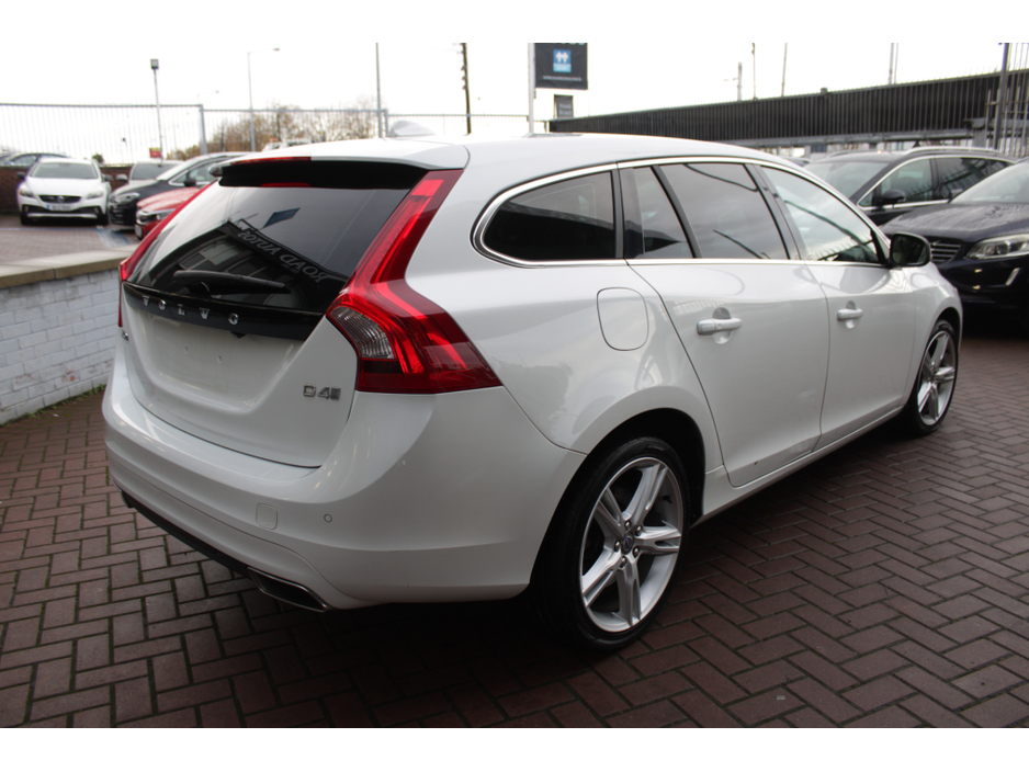 2017 Volvo V60 - image 4