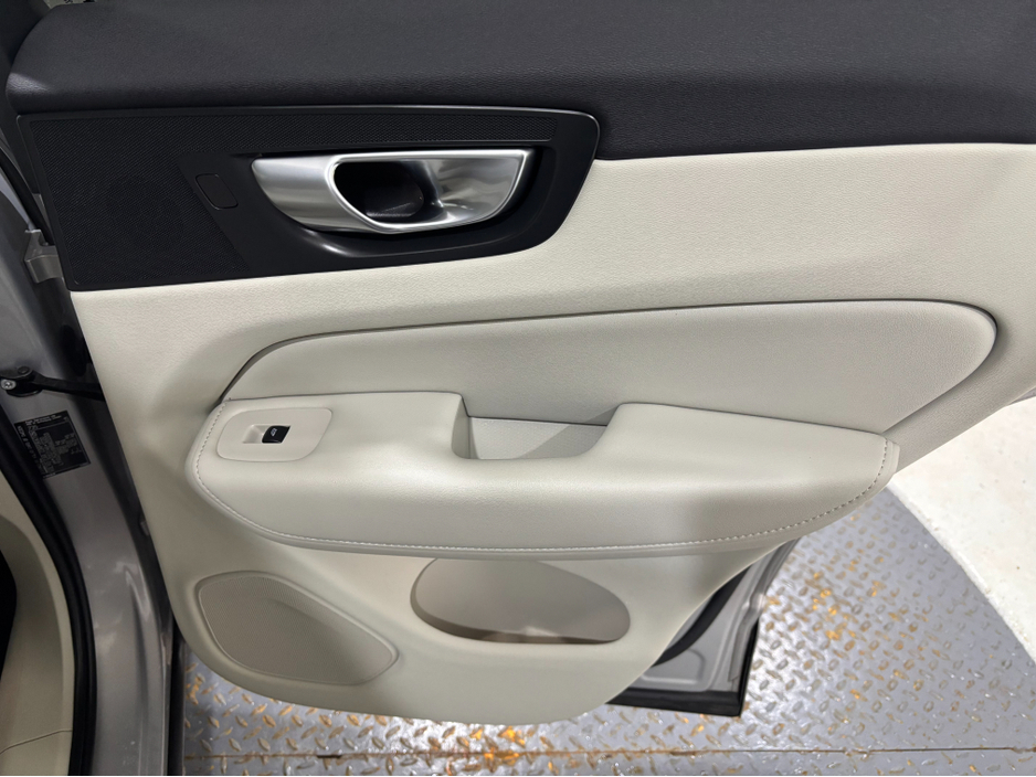 2024 Volvo XC60 - image 19