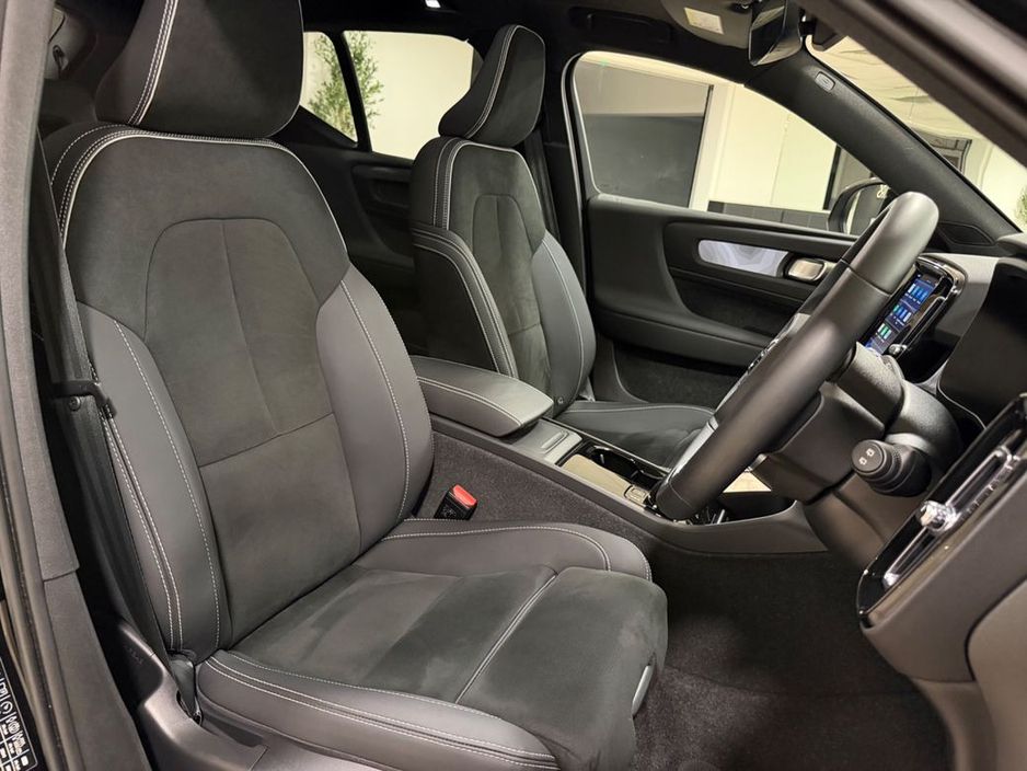 2023 Volvo XC40 - image 25