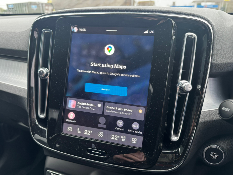 2025 Volvo XC40 - image 13