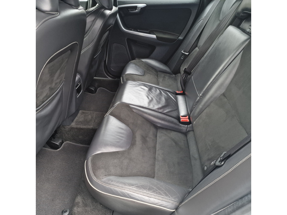 2015 Volvo XC60 D4 (181hp) FWD R-Design €10,950