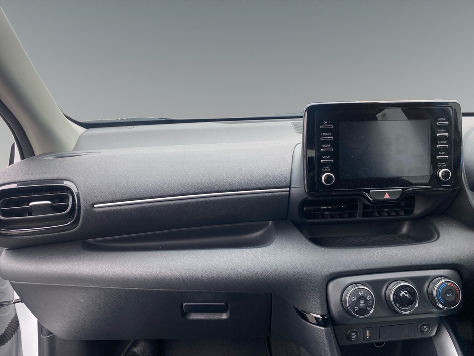 2023 Toyota Yaris - image 8