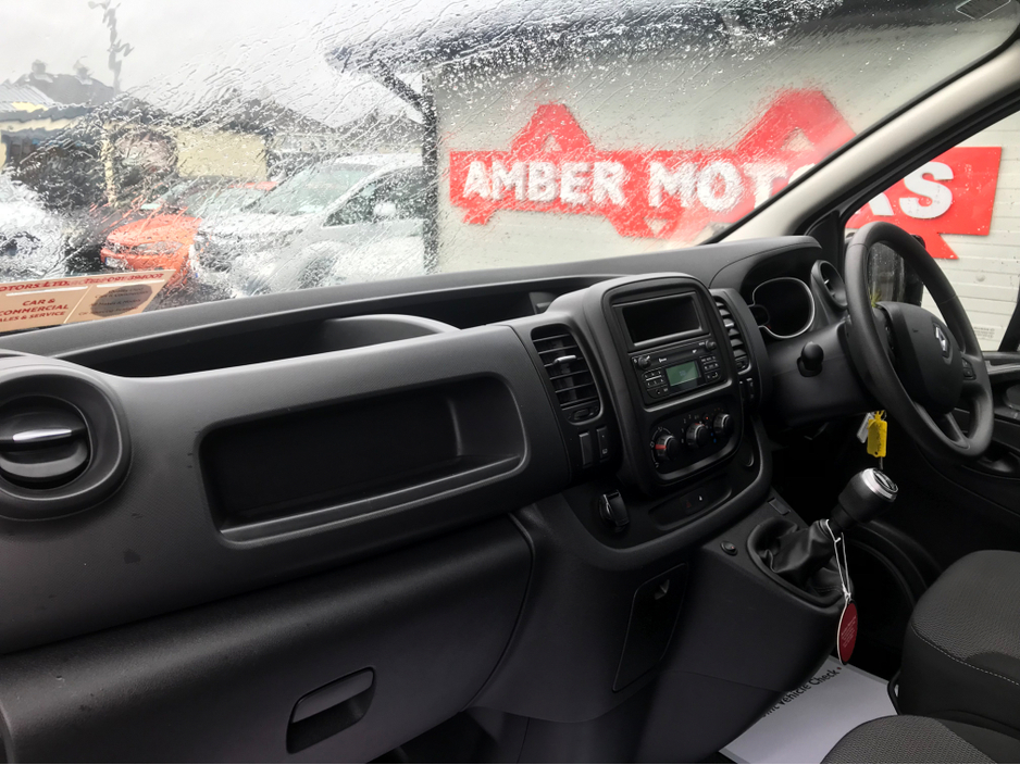 2021 Renault Trafic - image 10