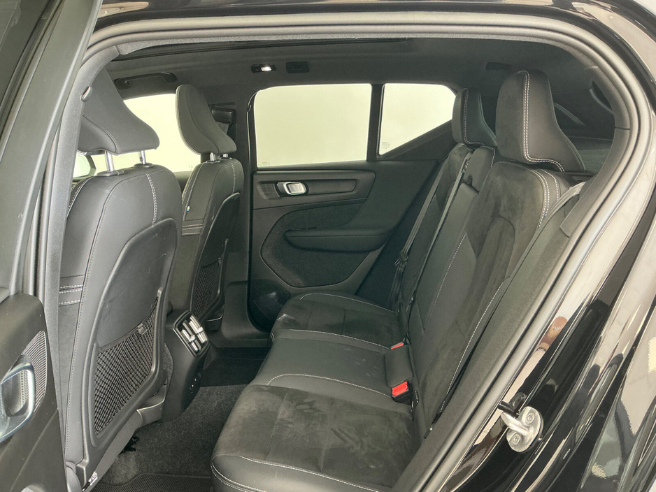 2023 Volvo XC40 - image 8