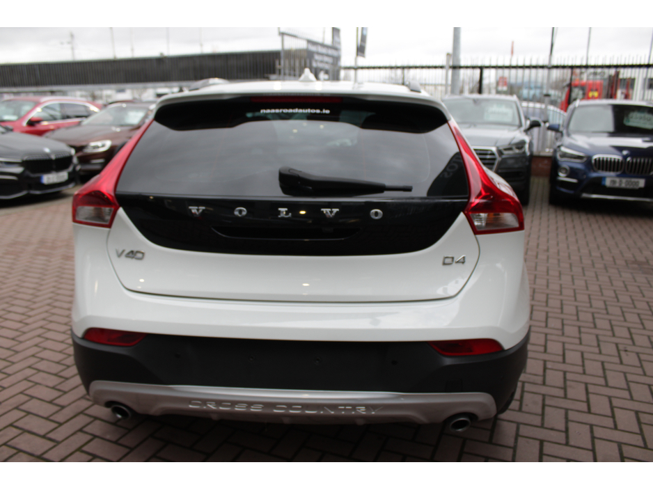 2016 Volvo V40 Cross Country - image 5