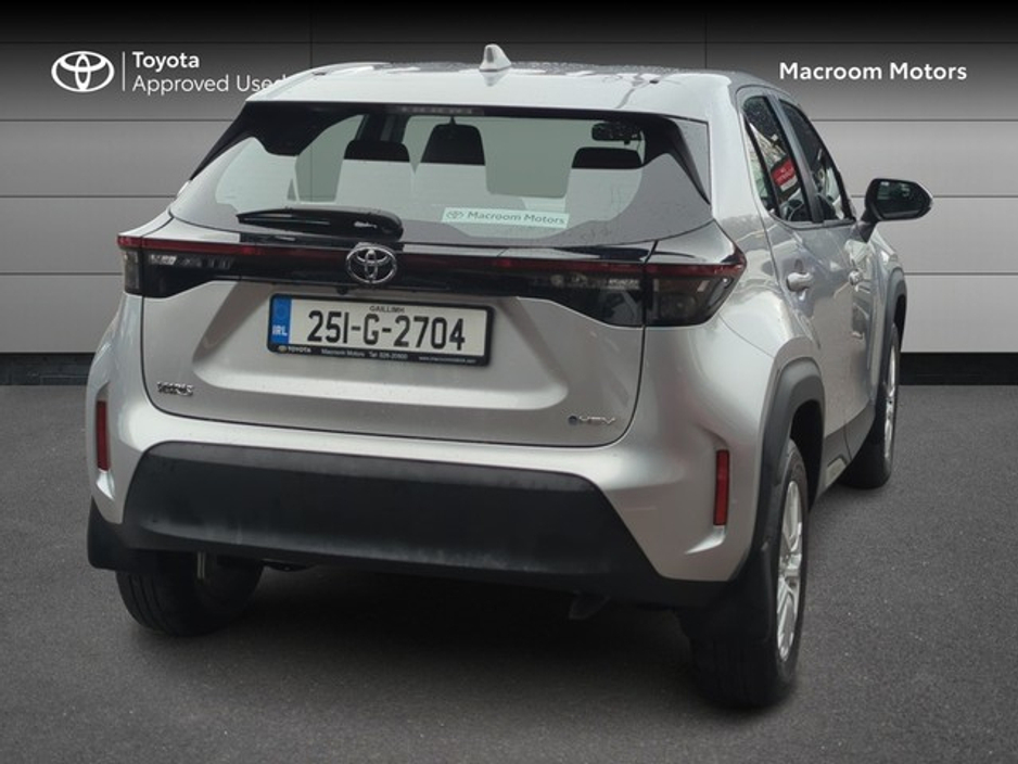 2025 Toyota Yaris Cross - image 2