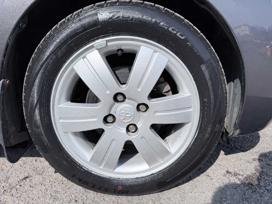 2009 Toyota Yaris - image 17