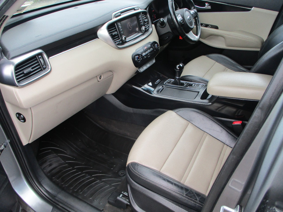 2017 Kia Sorento - image 7