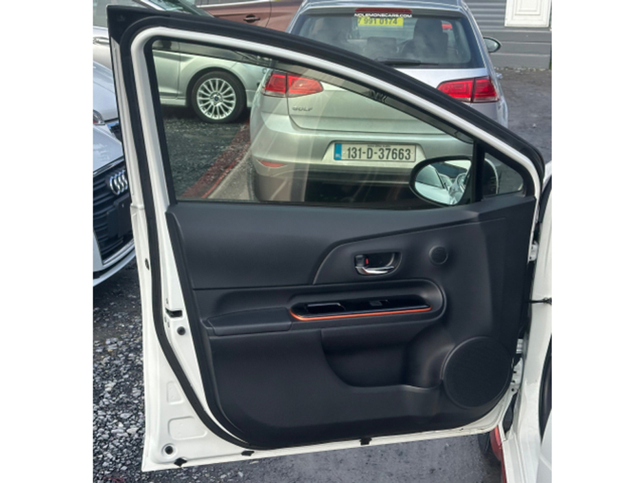 2017 Toyota Aqua - image 6