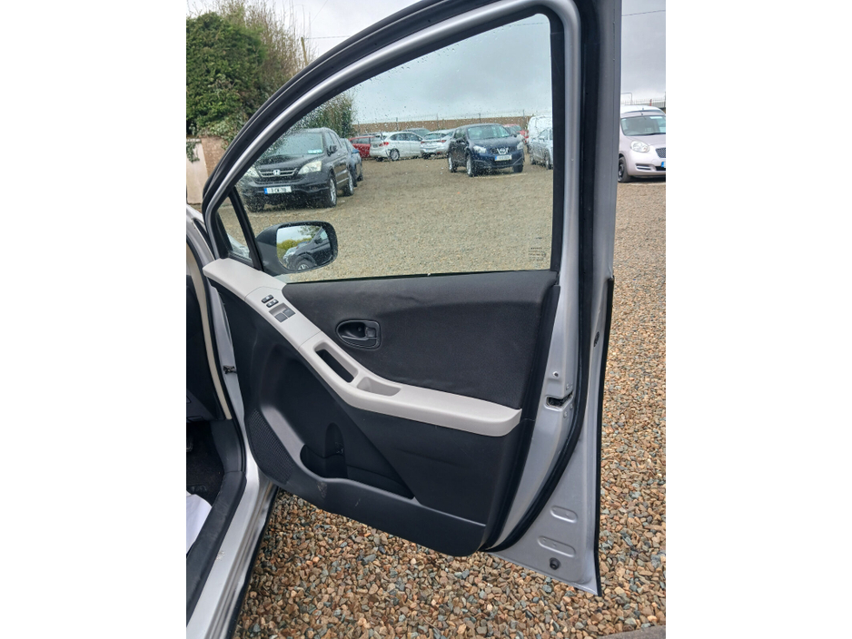 2011 Toyota Yaris - image 11