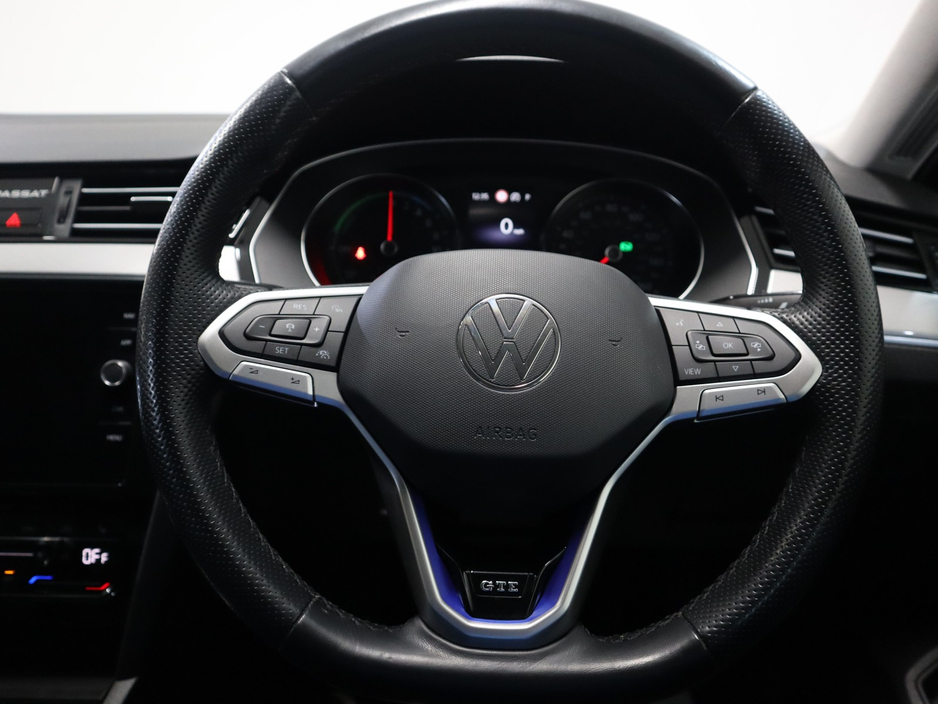 2021 Volkswagen Passat - image 11