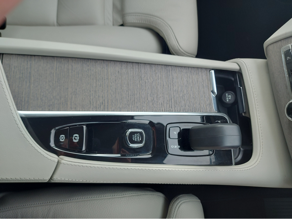 2023 Volvo XC90 T8 PHEV CORE AWD 5DR AUTO €67,950