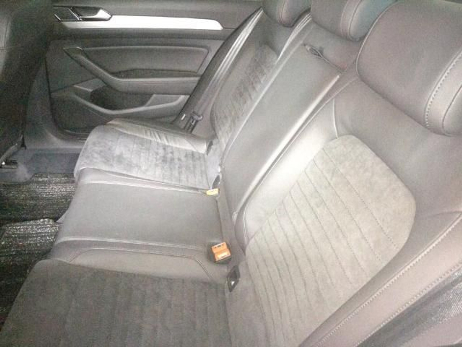 2018 Volkswagen Passat - image 4