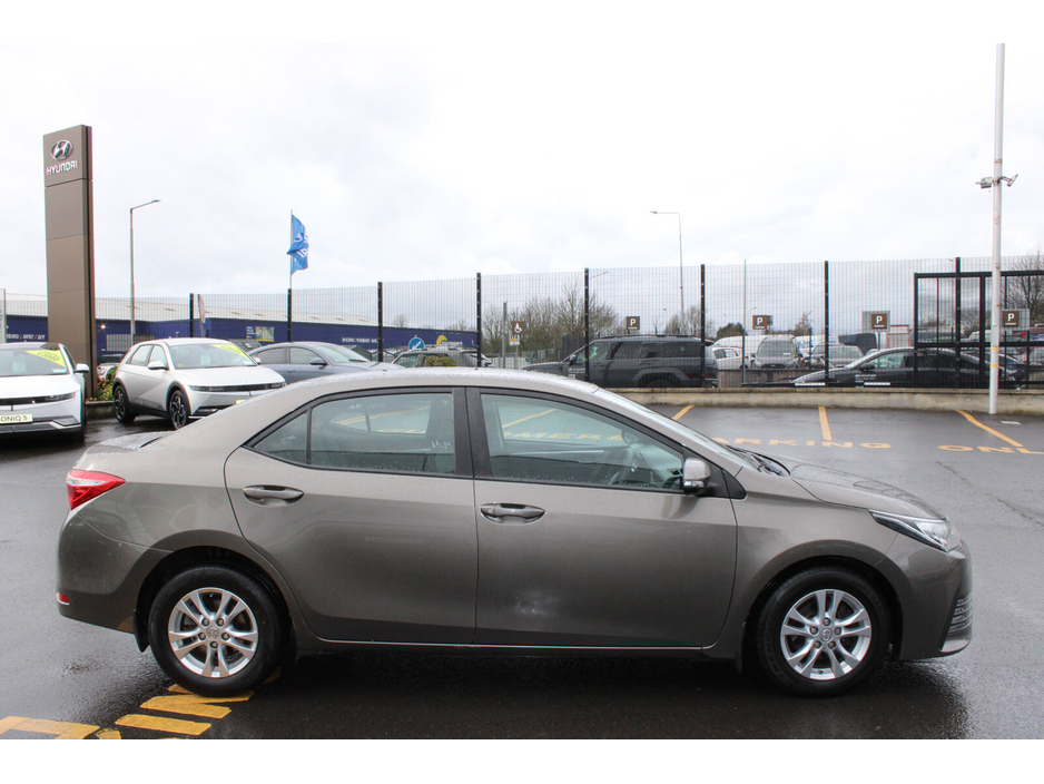 2017 Toyota Corolla - image 6