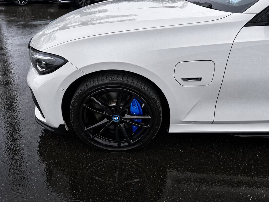 2022 BMW 3 Series - image 14