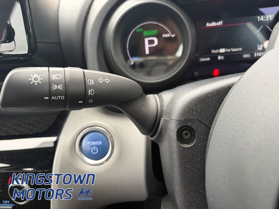 2022 Toyota Yaris - image 13