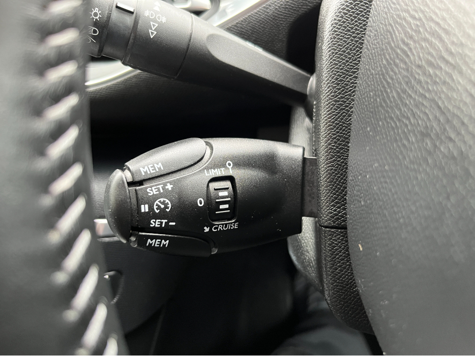 2017 Peugeot 308 - image 23