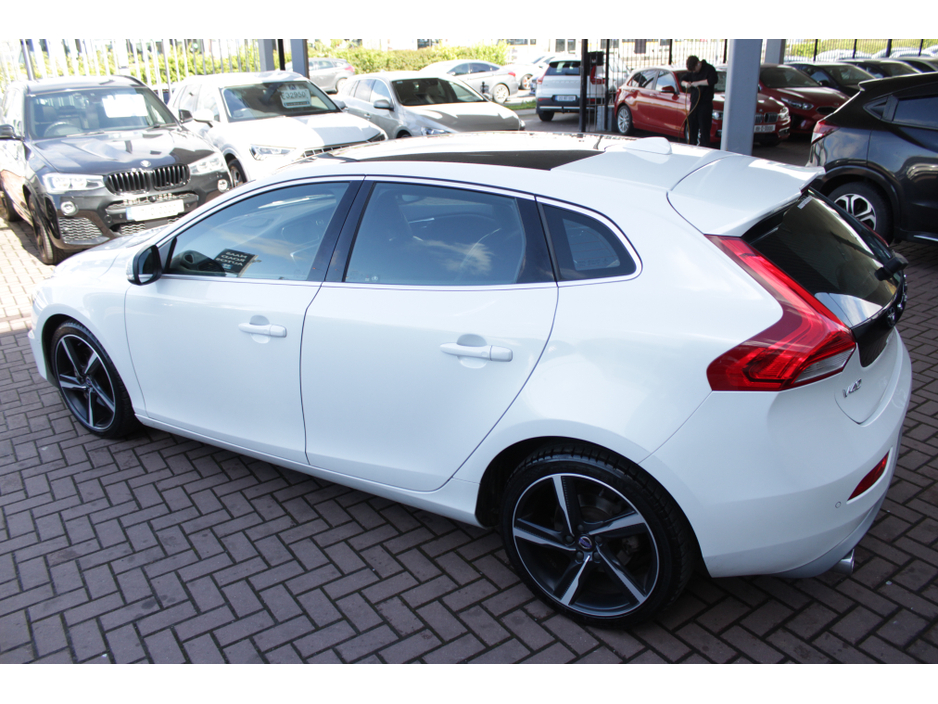 2016 Volvo V40 - image 6