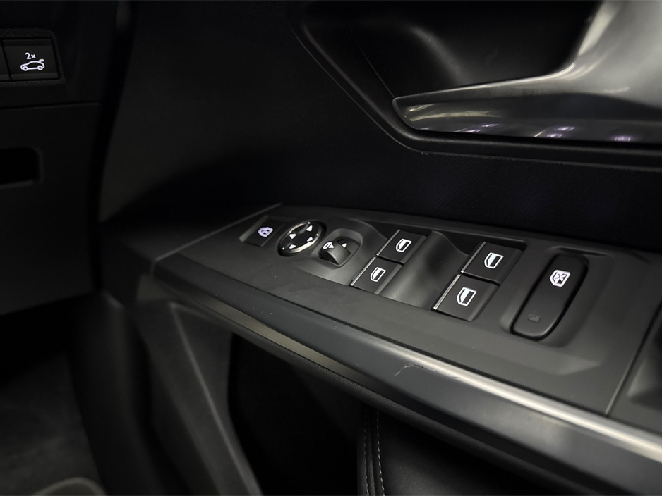 2025 Peugeot 3008 GT EV**DIGITAL DASH**TOUCH SCREEN MEDIA**APPLE CAR PLAY**HEATED SEATS**HEATED STEERING WHEEL**ELECTRIC TAILGATE**CRUISE CONTROL**MULTIFUNCTIONAL STEERING WHEEL**REVERSE CAMERA**PARKING SENSORS** €35,995