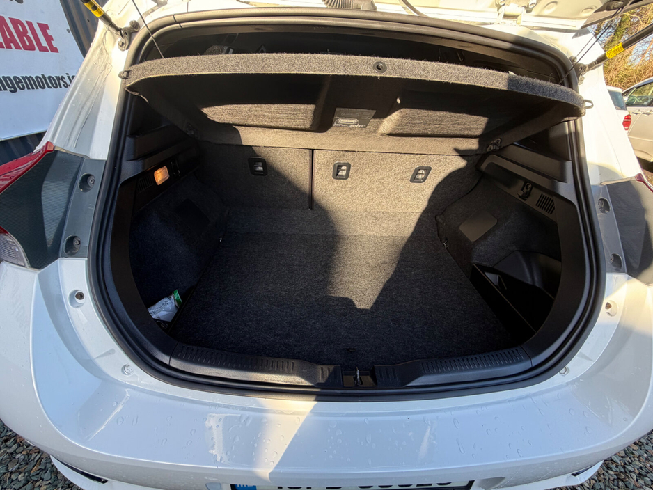 2016 Toyota Auris Hybrid €12,999