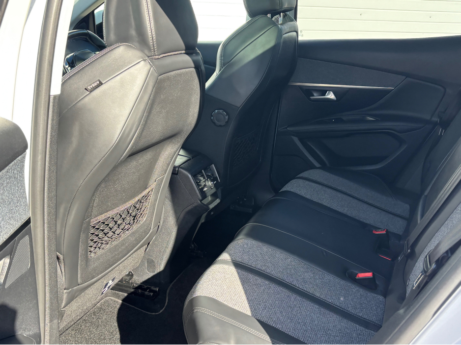 2017 Peugeot 3008 - image 11